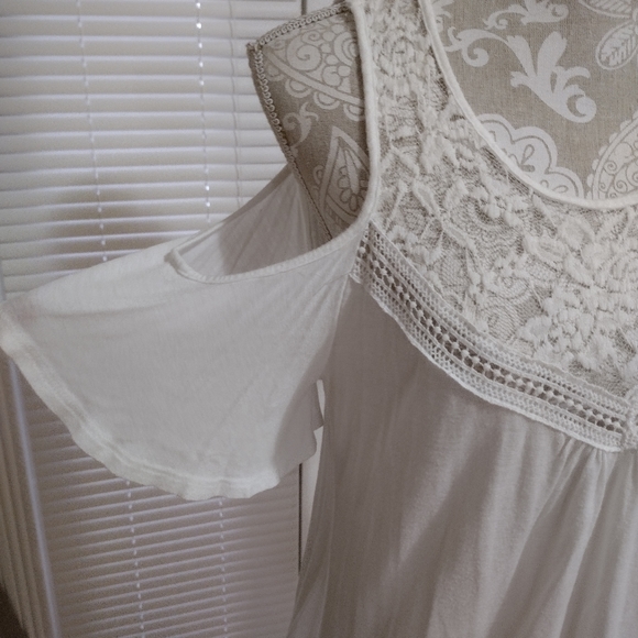 COLD SHOULDER LACE FLOWY TOP - Picture 3 of 6